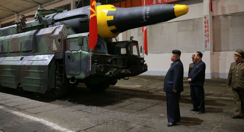Ông Kim Jong un thị sát trước vụ phóng tên lửa đạn đạo của Triều Tiên