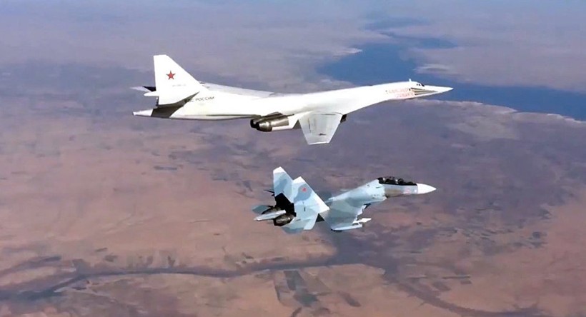 Chiến đấu cơ Su-30SM hộ tống máy bay ném bom chiến lược Tu-160 Nga tấn công phiến quân tại chiến trường Syria
