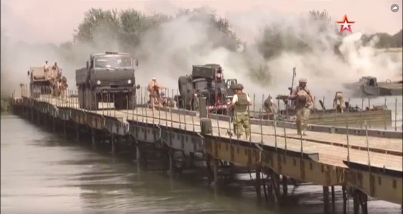 Quân đội Nga bắc cầu dã chiến vượt qua sông Euphrates tấn công IS