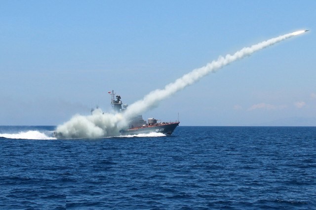 Chiến hạm "Tia chớp" của hải quân Việt Nam phóng tên lửa trên biển