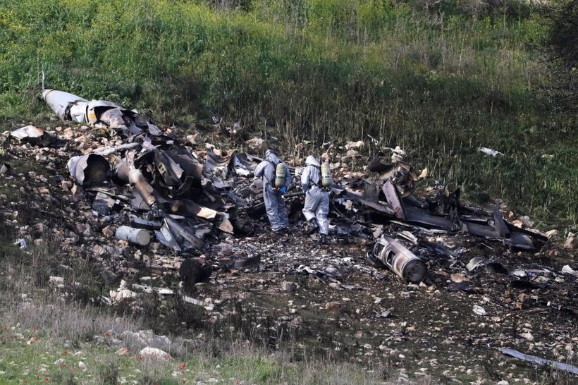Xác chiếc F-16 của Israel bị phòng không Syria bắn rơi