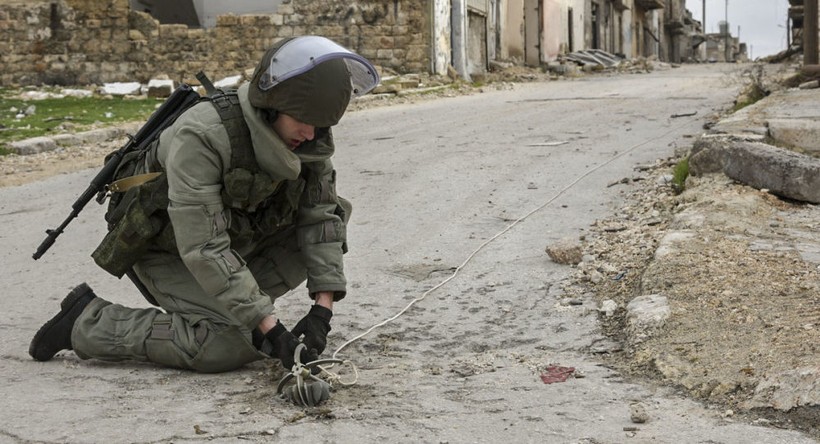 Lính công binh Nga đang rà phá mìn tại một khu vực vừa được giải phóng tại Syria