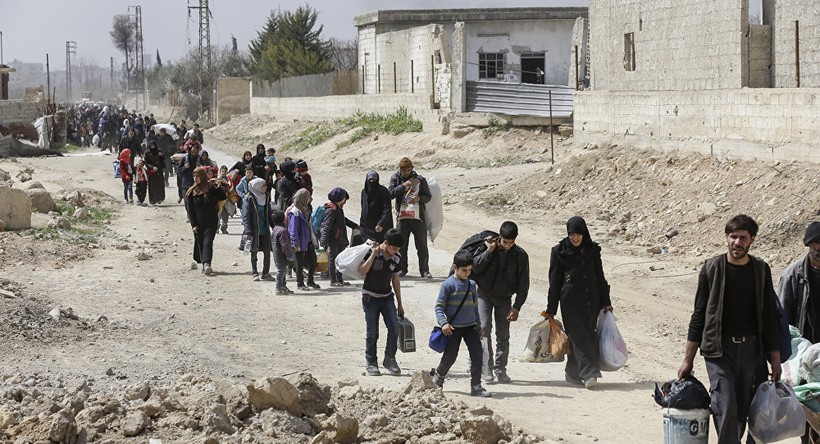 Dân thường Syria sơ tán ra khỏi Đông Ghouta theo hành lang nhân đạo do Nga và chính quyền Syria thiết lập