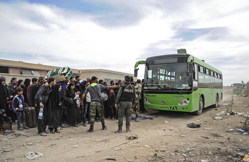 Phe thánh chiến đầu hàng lũ lượt lên xe buýt rời khỏi Đông Ghouta trong những ngày gần đây