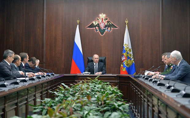 Tổng thống Nga Vladimir Putin họp với các tướng lĩnh quân đội