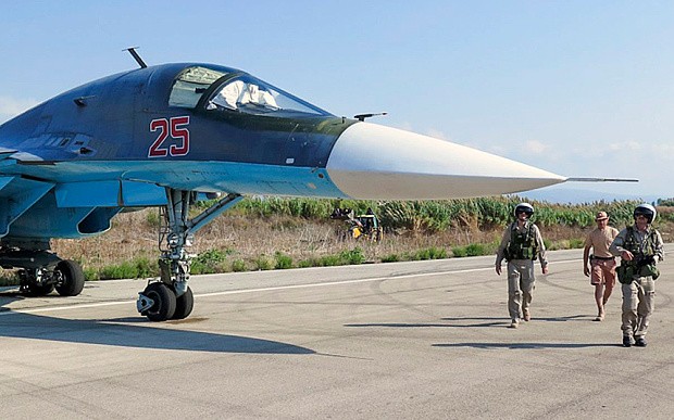 Phi công Nga kiểm tra chiến đấu cơ Su-34 trước giờ xuất kích tại chiến trường Syria