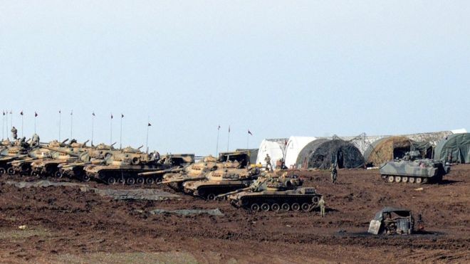 Dàn xe tăng Thổ Nhĩ Kỳ trong một đợt triển khai quân gần biên giới Syria