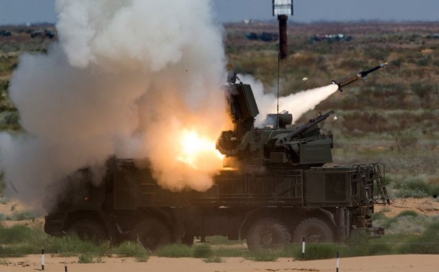 Tổ hợp tên lửa-pháo phòng không Pantsir-S1 Nga khai hỏa bắn hạ mục tiêu