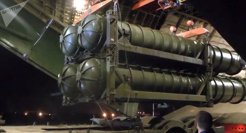Nga công bố hình ảnh bốc dỡ tổ hợp tên lửa S-300 chuyển giao cho đồng minh Syria