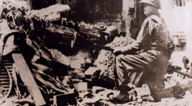 Hình ảnh anh Vệ Quốc quân ôm bom ba càng "quyết tử cho Tổ quốc quyết sinh"