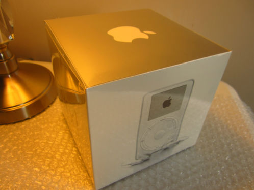 Chiếc iPod 15 tuổi vẫn còn ở trạng thái mới nguyên và chưa được bóc hộp. Ảnh: eBay