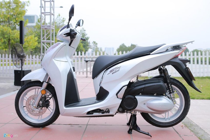 8 tháng sau khi xuất hiện tại triển lãm Vietnam Motorcycle Show 2016, mẫu scooter cao cấp Honda SH 300i ABS nhập khẩu từ Italy đã được bán chính hãng ở Việt Nam.