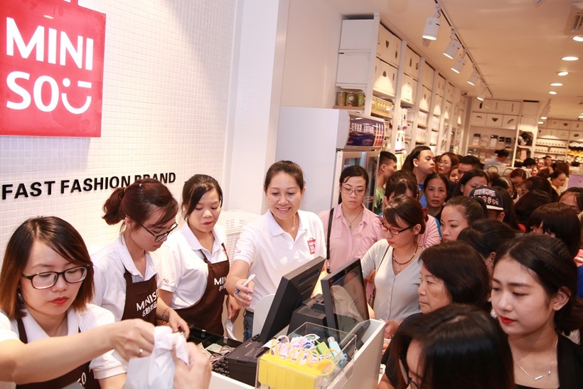Dòng người chen nhau mua hàng Miniso tại Hà Nội