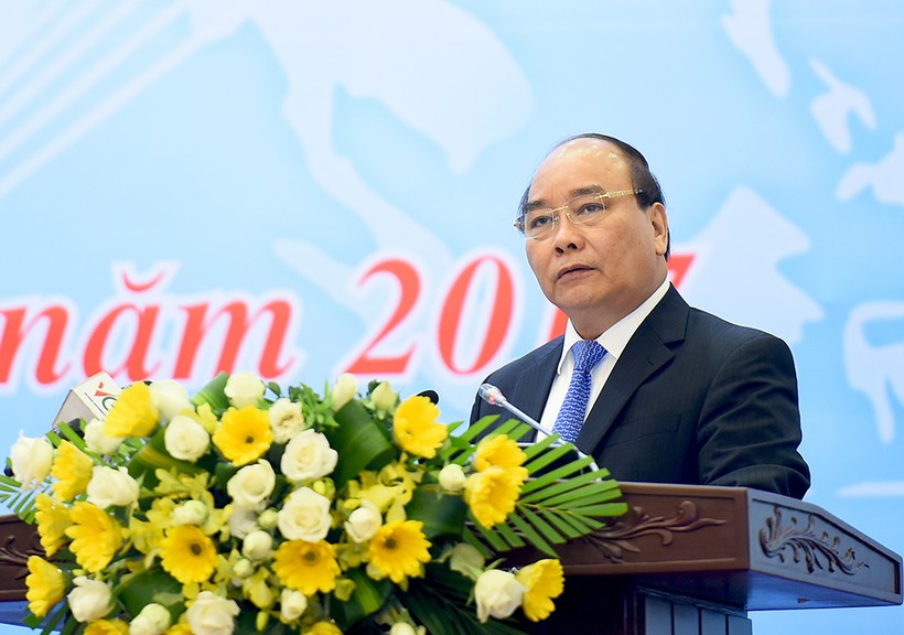 Thủ tướng Nguyễn Xuân Phúc dự và phát biểu tại Hội nghị trực tuyến tổng kết công tác năm 2016 và triển khai nhiệm vụ năm 2017 ngành công thương. 