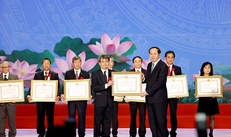 Chủ tịch Nước trao giải thưởng cho cá nhân đoạt giải