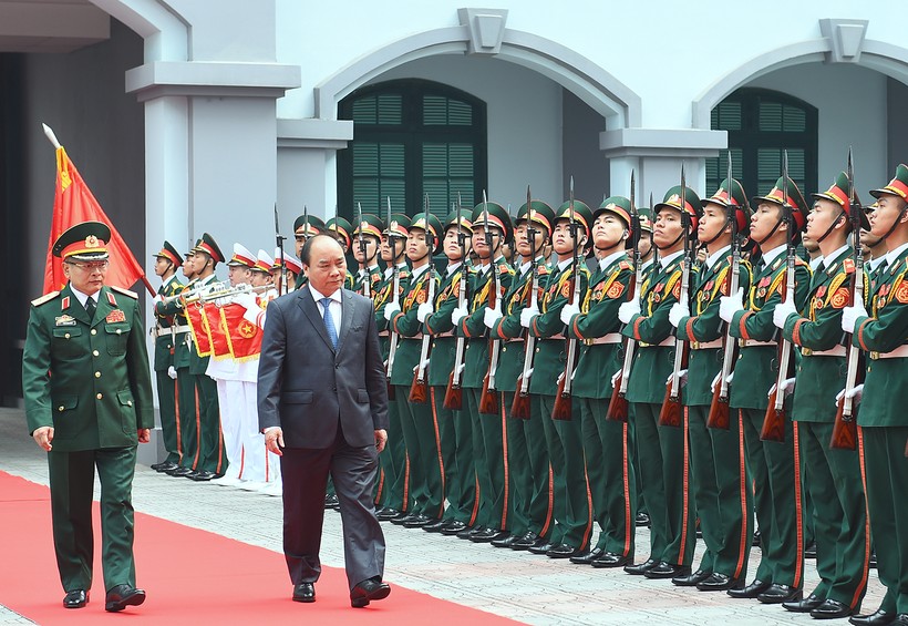 Thủ tướng  Nguyễn Xuân Phúc đã đi kiểm tra công tác trực, sẵn sàng chiến đấu của Tổng cục Tình báo