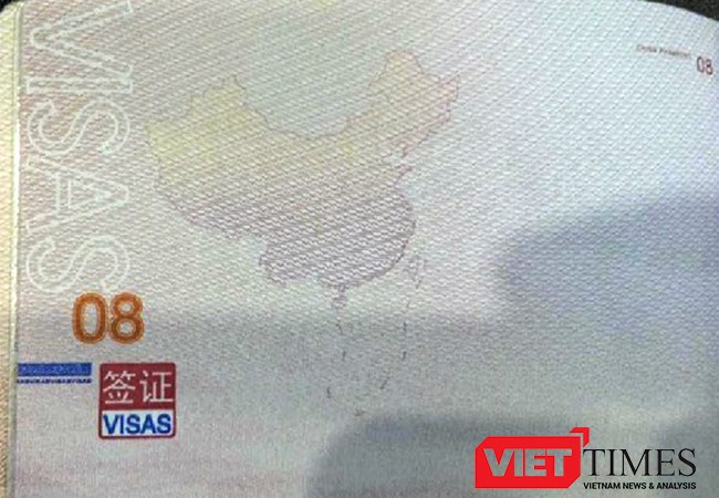Visa của công dân rung Quốc mang hộ chiếu có in 'đường lưỡi bò'.