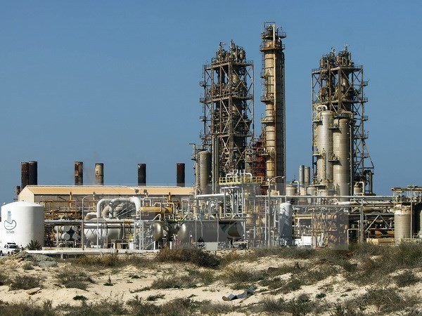 Một nhà máy lọc dầu ở al-Buraqah, phía bắc Libya ngày 12/1. (Nguồn: AFP/TTXVN)