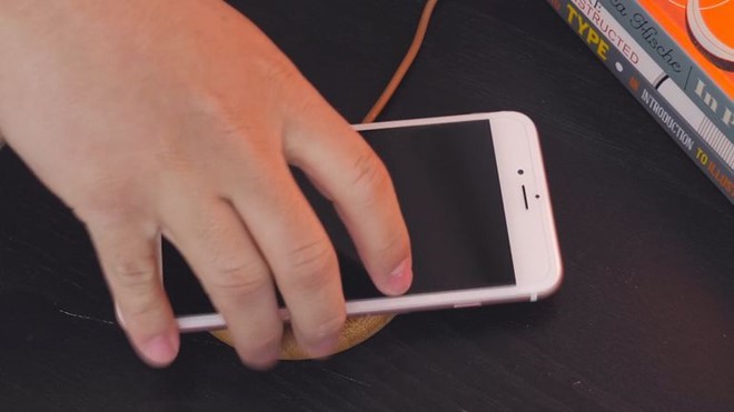 iPhone mới của Apple có thể trang bị công nghệ sạc không dây. Ảnh: Cnet.