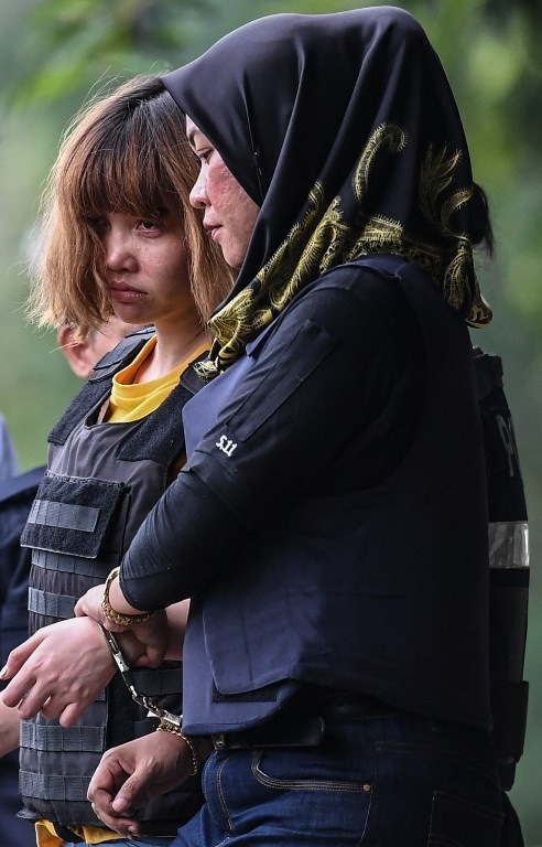  Nghi phạm Đoàn Thị Hương được bảo vệ bằng áo chống đạn. (Nguồn: AFP)