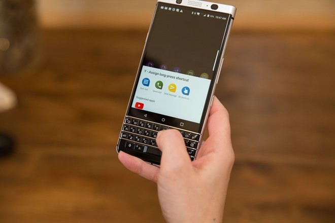 KeyOne là một trong ba smartphone BlackBerry ra mắt trong năm nay. Ảnh: CNET.