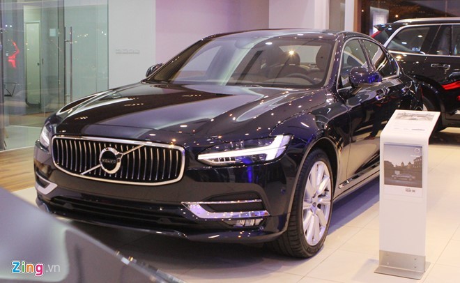 Volvo S90 có giá bán chính hãng từ 2,368 tỷ đến 2,7 tỷ đồng.