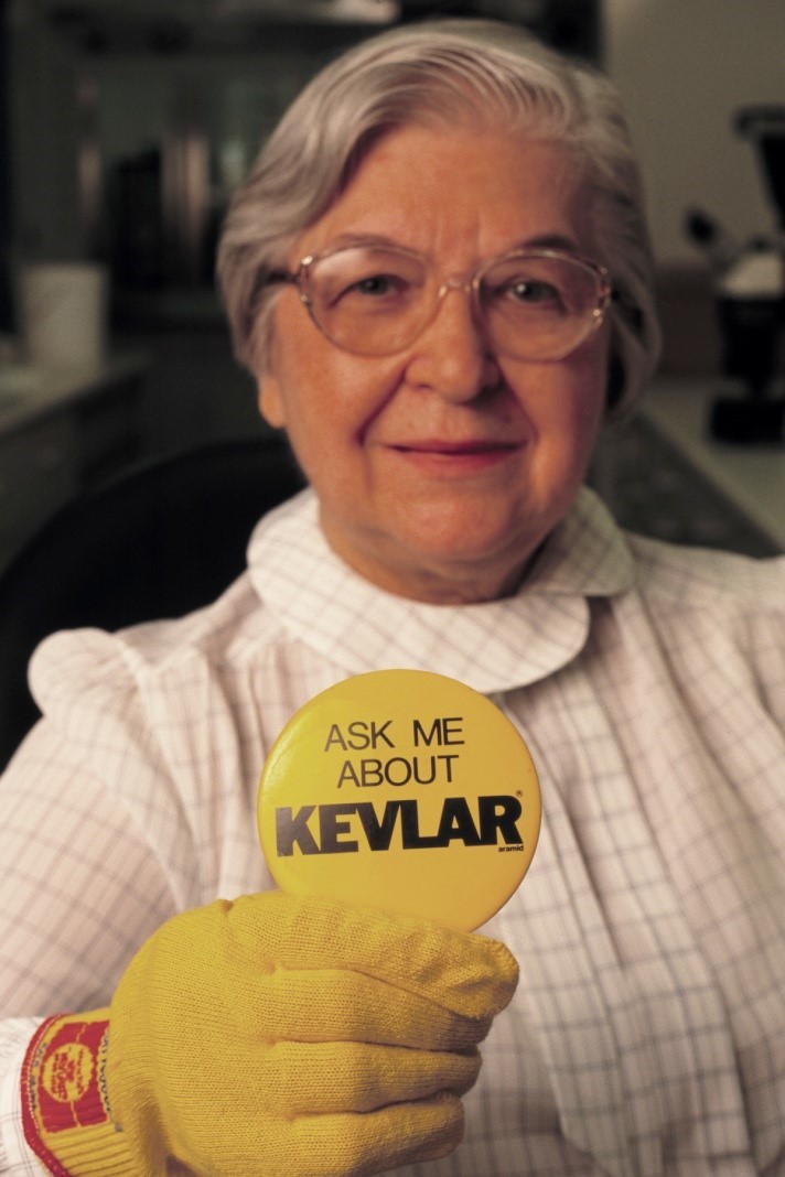 Ảnh bà Kwolek và chiếc áo chống đạn làm từ vật liệu Kevlar