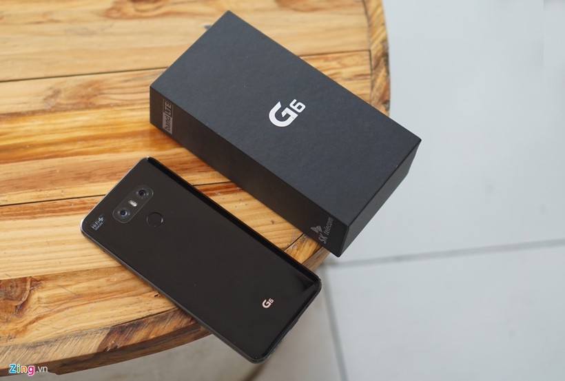 Trong ngày đầu tiên bán ra trên thị trường quốc tế, LG G6 xách tay đã được đưa về Việt Nam. 3 chiếc LG G6 về Việt Nam là bản Hàn Quốc, có giá bán là 16,69 triệu đồng (tham khảo tại cửa hàng Huca Mobile).