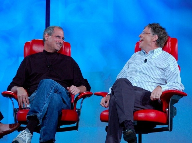 Bill Gates (phải) và Steve Jobs lúc sinh thời.