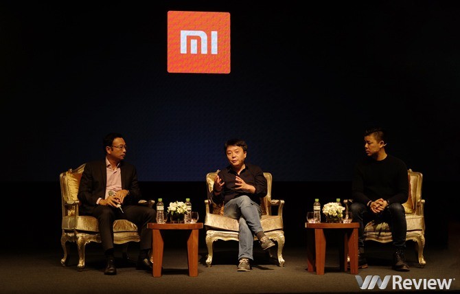 Ông Wang Xiang (ở giữa), Phó chủ tịch cấp cao của Xiaomi trả lời báo chí tại buổi ra mắt