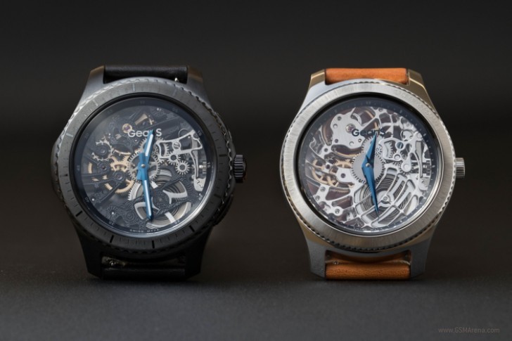 Trước hết là bộ đôi đồng hồ dựa trên thiết kế của Gear S3 Classic và Gear S3 Frontier, nhưng thay vì là đồng hồ thông minh thì chúng lại là đồng hồ thường với những chi tiết, bộ phận cơ học của đồng hồ Thụy Sĩ