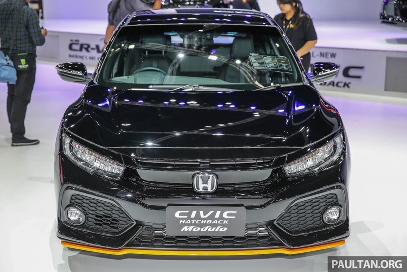 Gian hàng của Honda tại triển lãm Bangkok International Motor Show 2017 nổi bật không chỉ với mẫu Honda CR-V mới mà còn có sự hiện diện của chiếc Civic Hatchback được gắn bodykit Modulo.