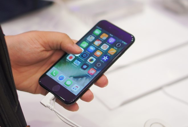Theo các nhà bán lẻ, smartphone cao cấp và iPhone chính hãng nói chung không có doanh số khả quan trong quý đầu 2014. 