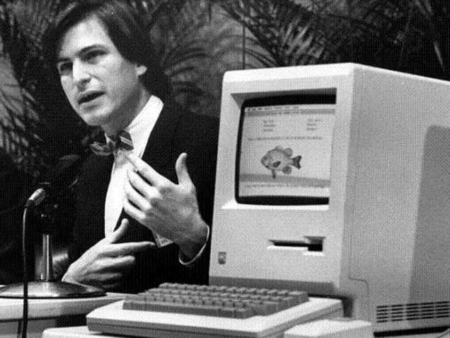 Steve Jobs bên cạnh máy tính Mac vào năm 1984