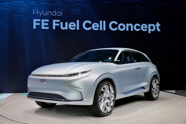 Hyundai FE Fuel Cell Concept sử dụng hệ thống pin nhiên liệu thế hệ thứ 4 của hãng xe Hàn Quốc, được thiết kế để cho công suất và tính năng vận hành tương đương động cơ xăng - 800 km sau mỗi lần sạc.