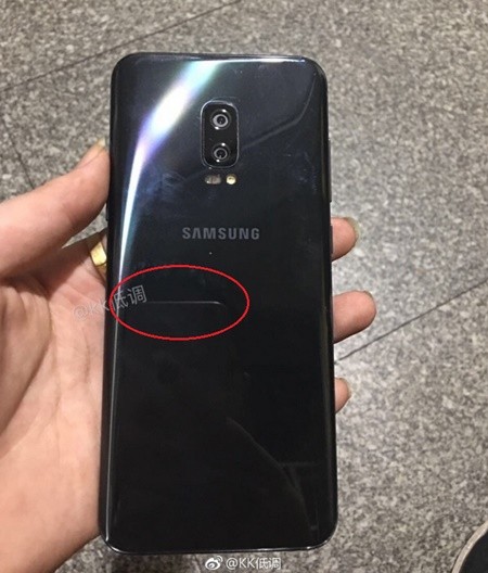 Bức ảnh bị rò rỉ cho thấy mặt sau một chiếc điện thoại của Samsung