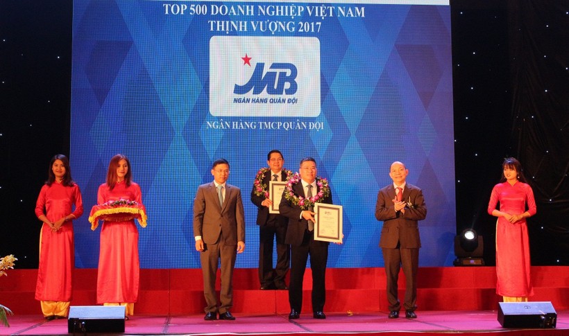 Ông Uông Đông Hưng – Phó Tổng Giám đốc MB nhận danh hiệu TOP 1 nhóm Ngân hàng cổ phần trong Bảng xếp hạng BP500