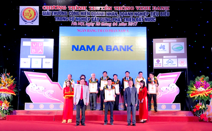 Đại diện Nam A Bank nhận giải thưởng cống hiến “Doanh nghiệp tiêu biểu trong sự nghiệp xây dựng và phát triển đất nước 2017”.
