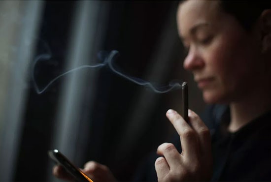 Có 18,4% người dùng điện thoại di động hiện đang có thói quen hút thuốc
