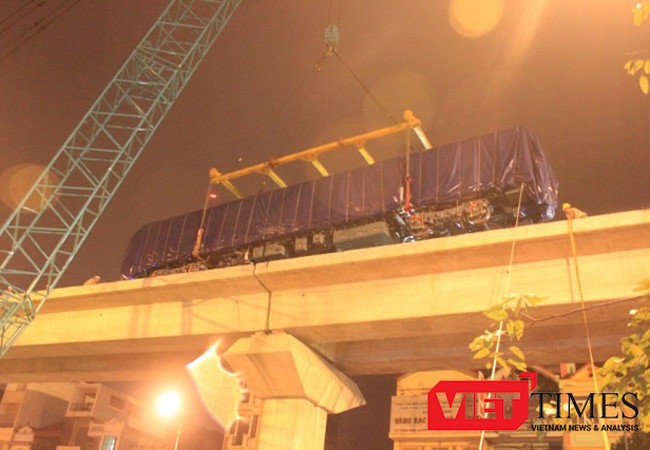 Cẩu lắp thành công toa tàu đường sắt trên cao tuyến Cát Linh - Hà Đông (Ảnh: Quang Minh)
