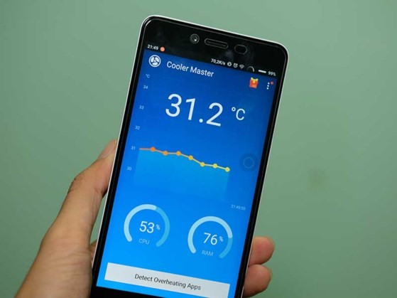 Người dùng có thể cài thêm các ứng dụng để kiểm soát nhiệt độ cho smartphone. Ảnh: MINH HOÀNG