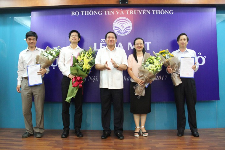 Bộ trưởng Bộ TT&TT Trương Minh Tuấn trao quyết định cho các đồng chí lãnh đạo Cục Thông tin cơ sở. Ảnh: Thảo Anh