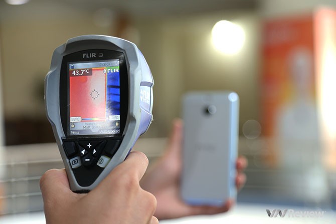 Camera nhiệt hồng ngoại để đo nhiệt độ của smartphone sau các hoạt động