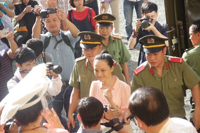 Cô Trương Hồ Phương Nga bị dẫn giải vào phòng xử sáng 26/6.
