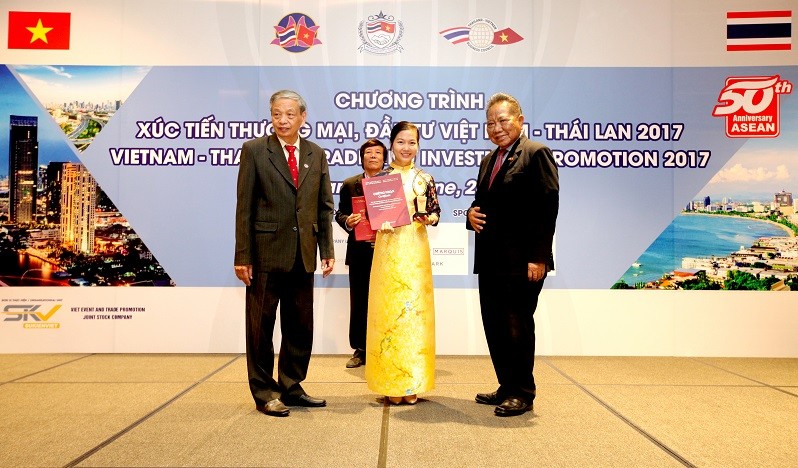 Bà Nguyễn Thị Thu Hà – Đại diện Nam A Bank vinh dự nhận giải thưởng từ Chương trình tại Bangkok – Thái Lan.
