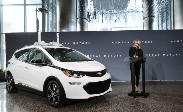 Bà Mary Barra, chủ tịch kiêm giám đốc điều hành của hãng General Motors công bố hãng Chevrolet bắt đầu thử nghiệm đội xe tự lái Bolt tại Michigan trong một cuộc họp báo tại Detroit - Ảnh: Reuters