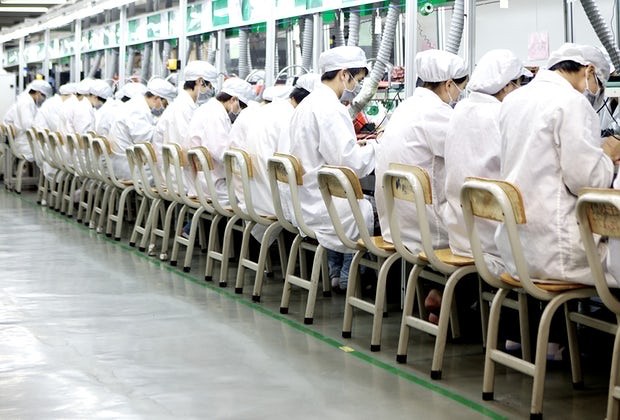 Một dây chuyền lắp ráp trong nhà máy Longhua của Foxconn tại Thâm Khuyến, Trung Quốc