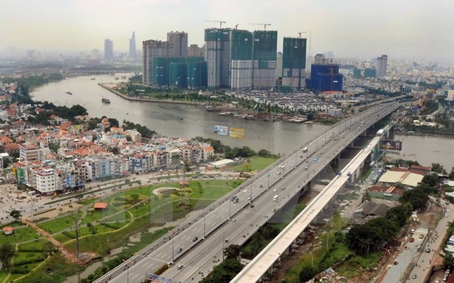 Cầu vượt đường sắt đô thị tuyến Metro số 1 vượt sông Sài Gòn. (Ảnh: An Hiếu/TTXVN)