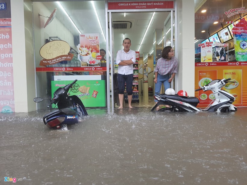 Phố Phan Văn Trường (quận Cầu Giấy) là một trong những nơi bị ngập rất sâu sáng 17/7.