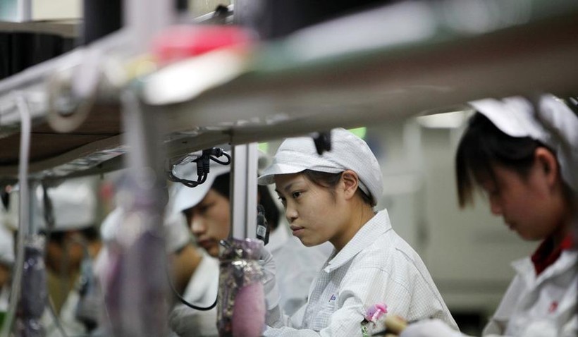 Công nhân làm trong nhà máy Foxconn, đối tác sản xuất iPhone của Apple

